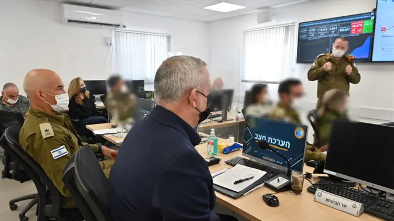 בני גנץ במפקדת אלון