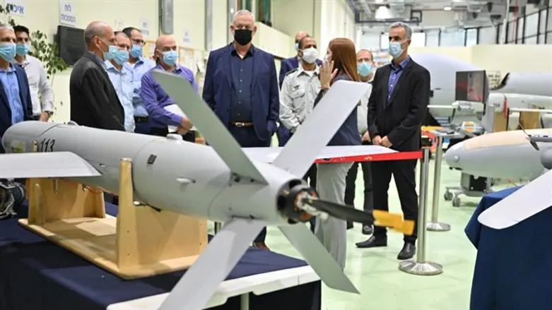 בני גנץ באלביט, אתמול