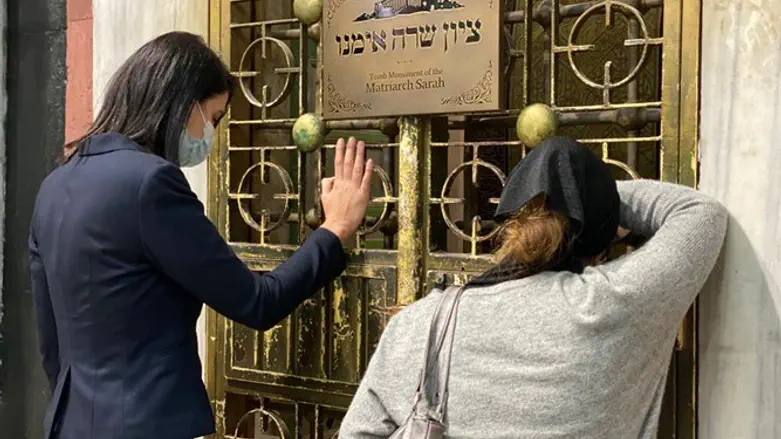 שירלי פינטו במערת המכפלה