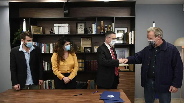 גדעון סער עם יו"ר עלה ירוק