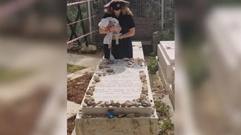 תמר ביזלי ובנה ארי עוז