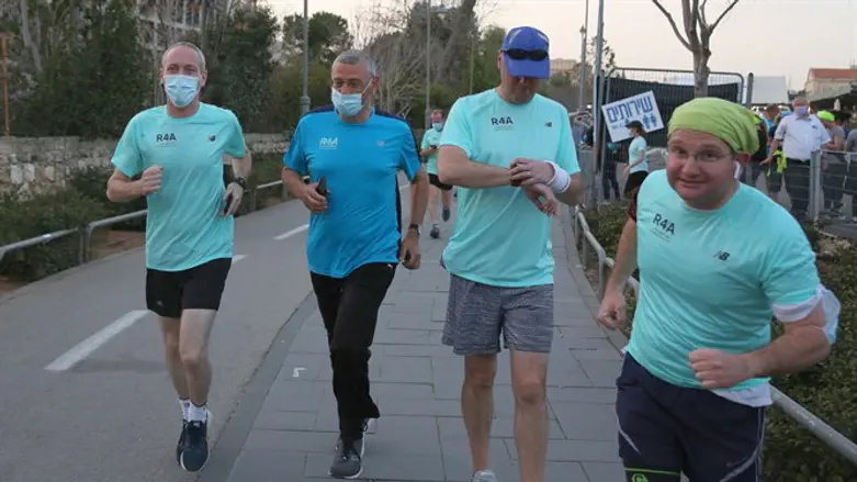 משמאל: חילי טרופר והרב בני לאו