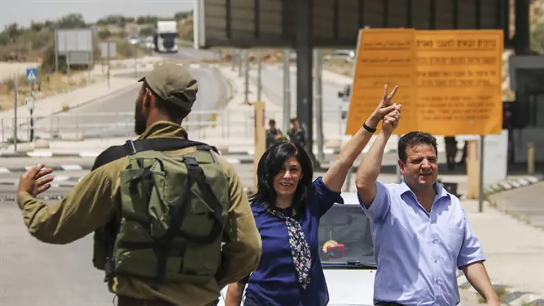 חאלידה ג'ראר עם חבר הכנסת איימן עודה