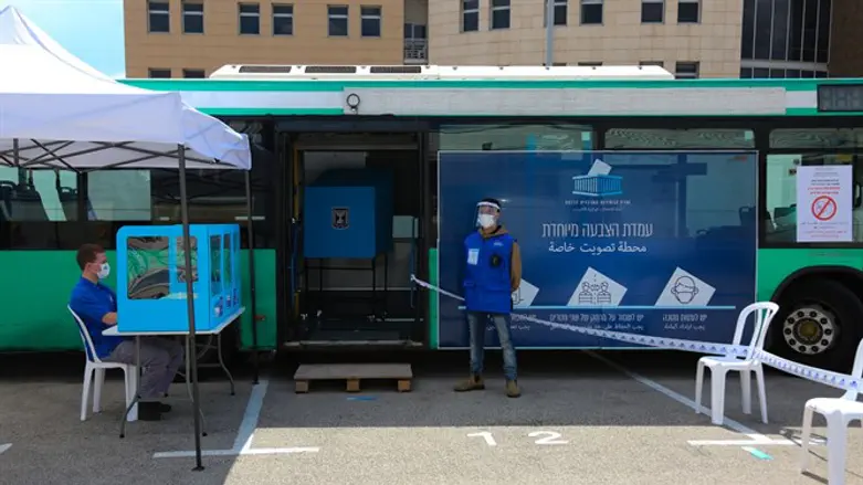 50 אוטובוסים של אגד גויסו למבצע. עמדת 'קלפי־בוס'