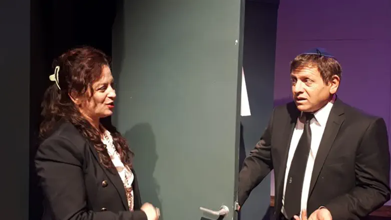 לובר ואמונה צבי בהצגה חד הורים