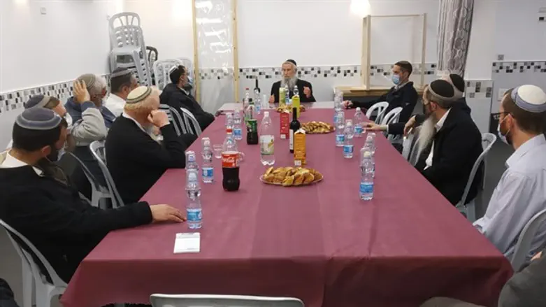 הרב זלמן מלמד וצוות הישיבה