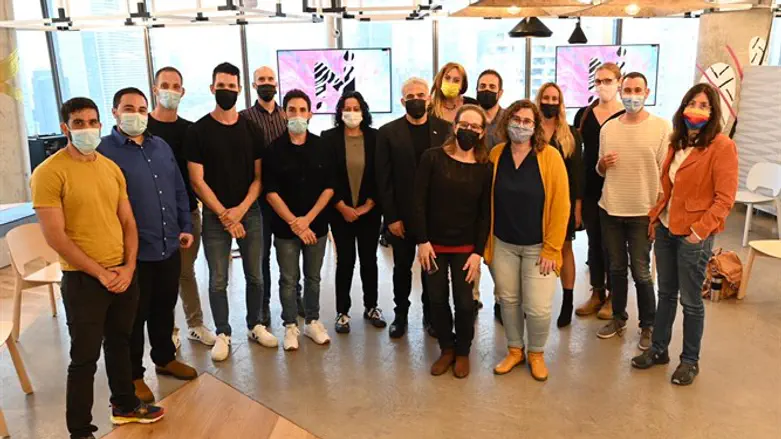 לפיד עם ראשי ארגוני הלהט"ב