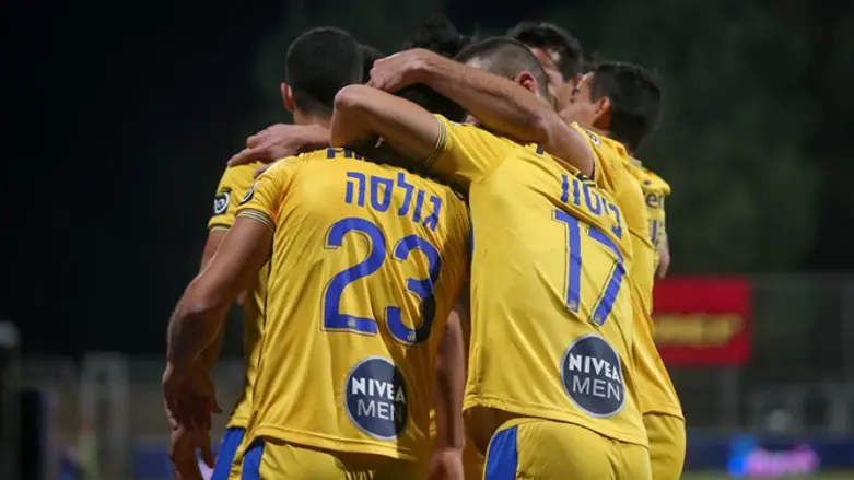 שחקני מכבי חוגגים הערב ניצחון עשירי ברציפות