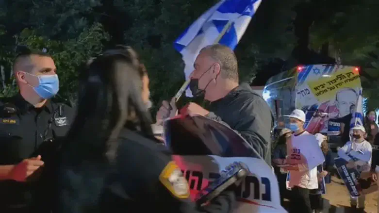 עימותים מחוץ לכנס של גדעון סער