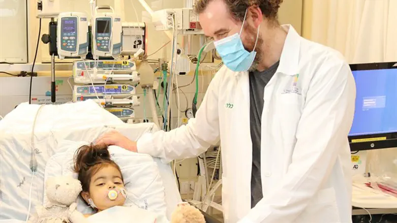 ד"ר מיכאל גורביץ עם מיה המושתלת הקטנה