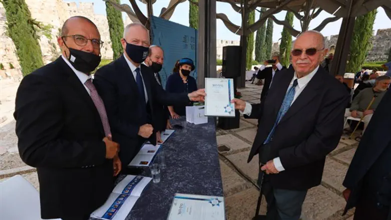 עוד פס ייחודי וצבעוני בכתונת הפסים הססגונית של כולנו