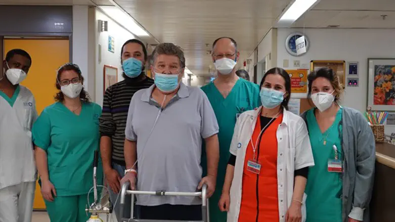 יורי דוקוצ׳אייב ובנו איגור עם הצוות המטפל