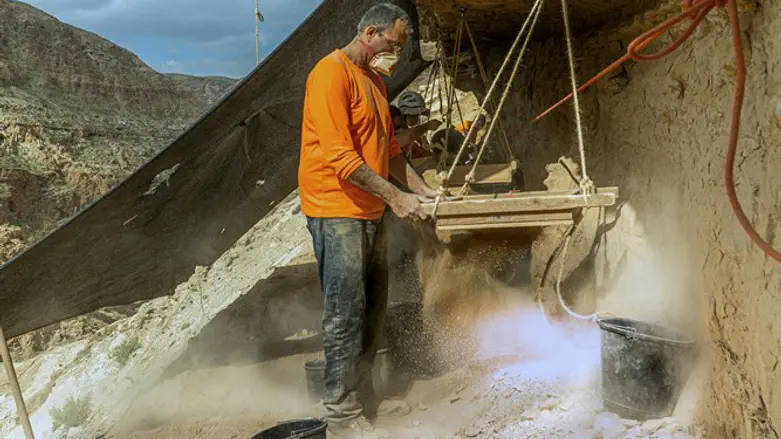 סינון ממצאים בכניסה למערת מורבעת