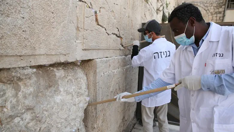 Очистка Стены Плача от записок