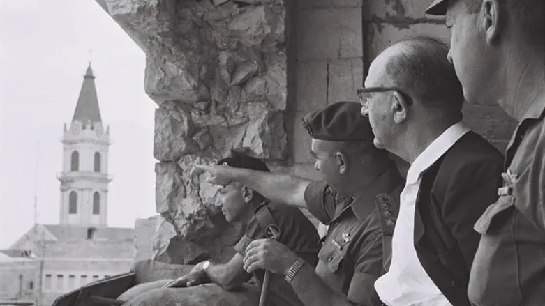ראש הממשלה אשכול בשייח' ג'ארח אחרי המלחמה