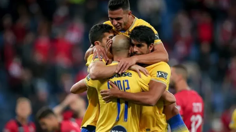 שחקני מכבי חוגגים העפלה לרבע הגמר הערב