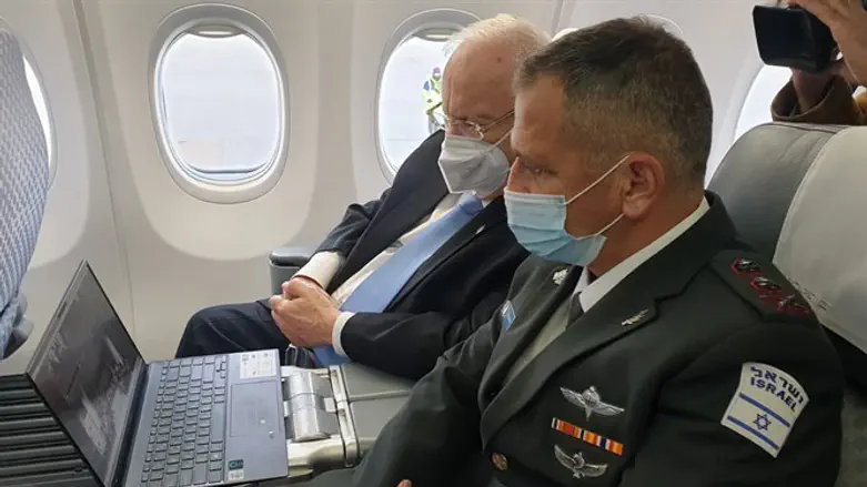 רובי רבלין ואביב כוכבי משוחחים עם המשלחת הישראלית לגינאה