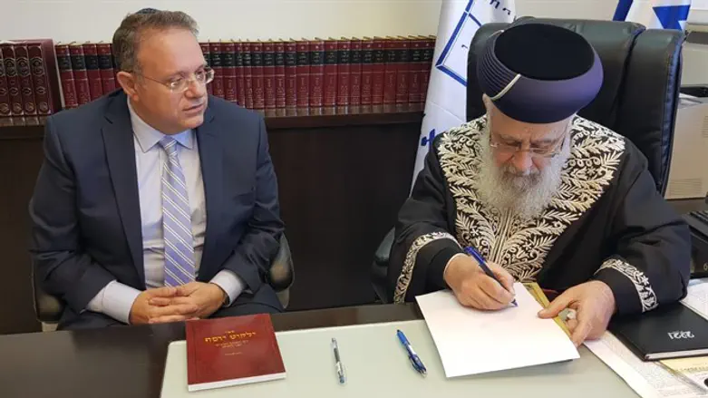 הרב יצחק יוסף עם יעקב חגואל