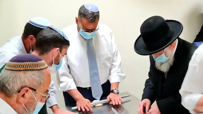 משה ליאון באפיית מצות בישיבת מרכז הרב