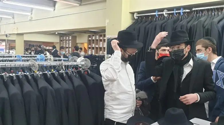 תלמידי הישיבות מודדים כובעים