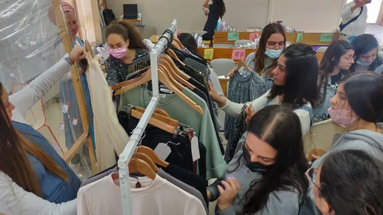 בנות מדרשת דניאלי עם הבגדים החדשים