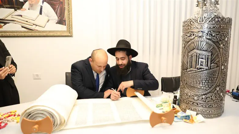 נפתלי בנט כותב אות בספר התורה לזכר הרב אלישע ושליצקי