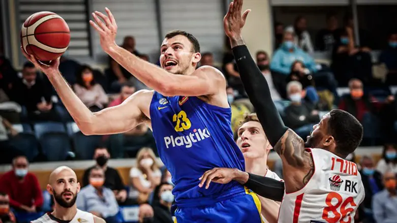 אנטה ז'יז'יץ' גבוה מעל שחקני ראשל"צ