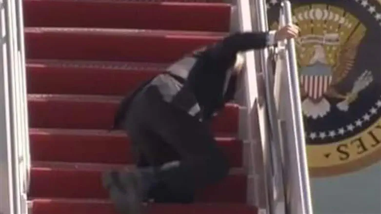 POTUS on steps to plane