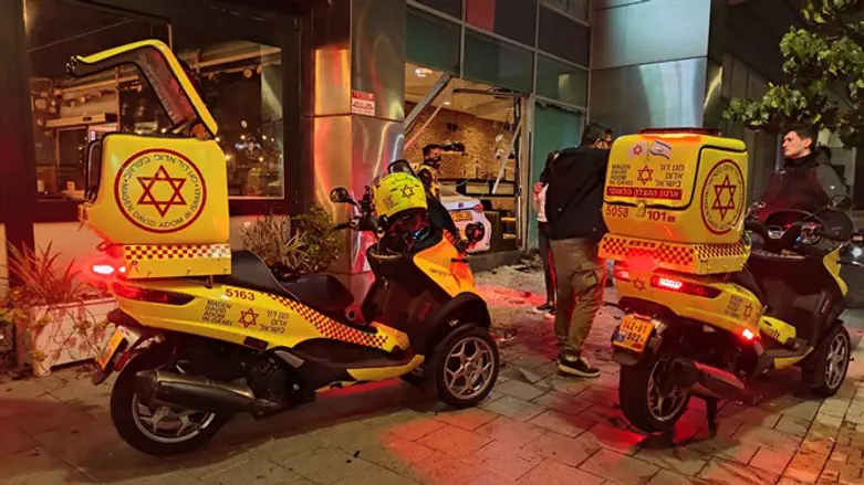 Не месте столкновения автомобиля с рестораном