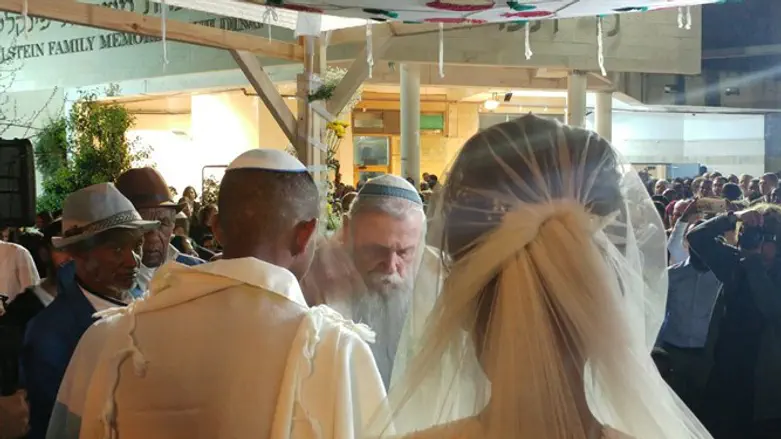 הרב חיים  דרוקמן עורך חופה וקידושין בישיבת נר תמיד. ארכיון