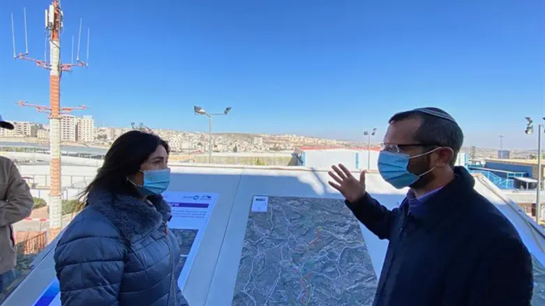 ראש מועצת בנימין עם שרת התחבורה רגב בסיור בקלנדיה