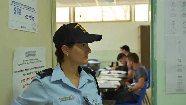 שוטרת מחוץ לקלפי