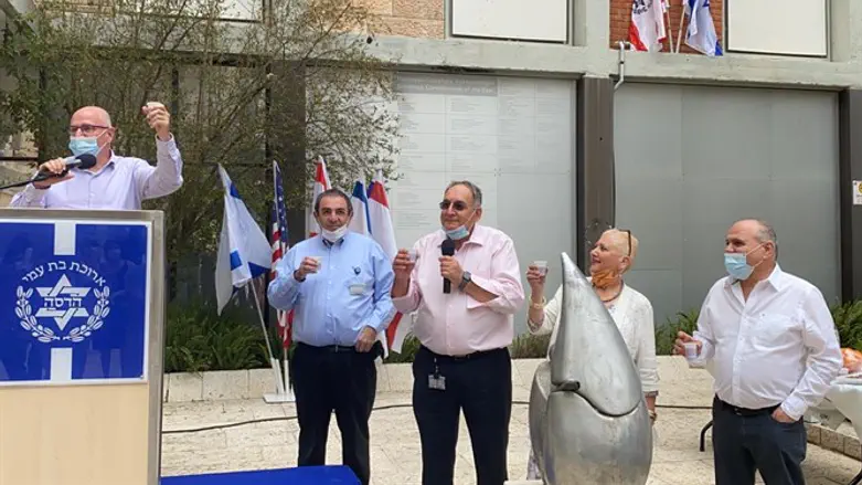 הרמת כוסית בהדסה