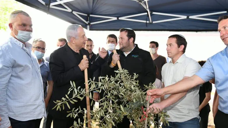 יוסי דגן ובנימין נתניהו בחוות יאיר