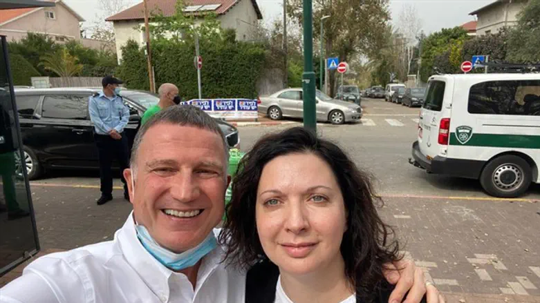 שר הבריאות יולי (יואל) אדלשטיין הצביע כעת עם רעייתו אירינה 