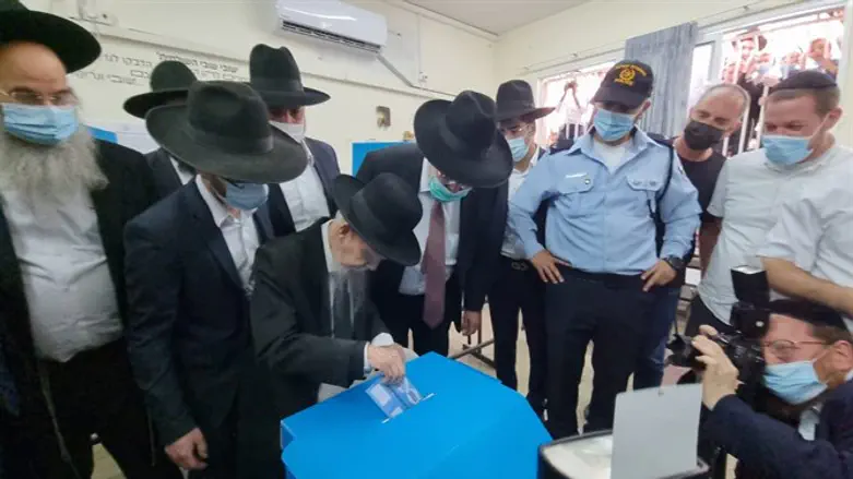 הרב אדלשטיין מצביע