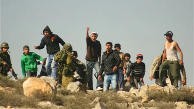 Arabs mob soldiers