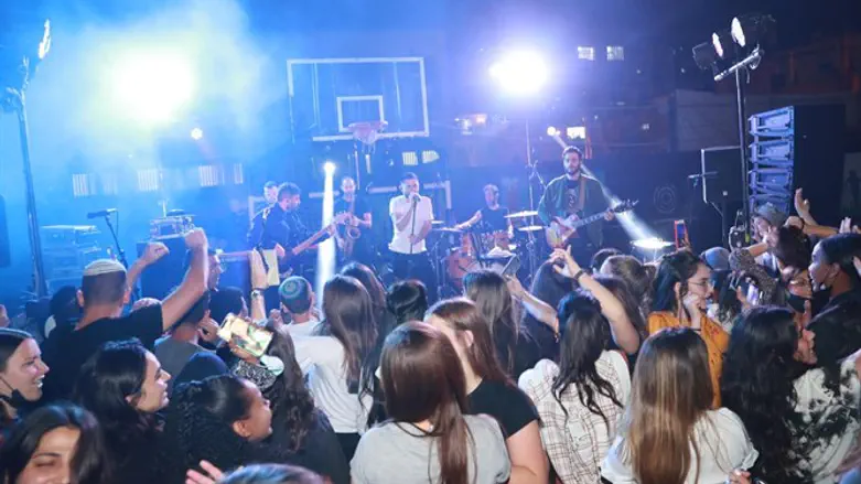 עדן חסון מופיע