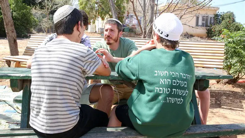 הרב ניתאי מס ותלמידיו בישיבה