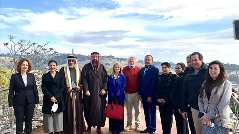 הודא נונו (מימין) בסיור בירושלים