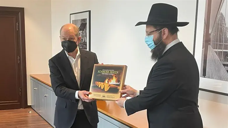 הרב טייכטל במהלך סבב הביקורים