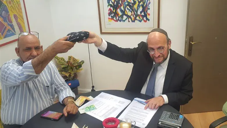 הרב אורן דובדבני מוכר את החמץ