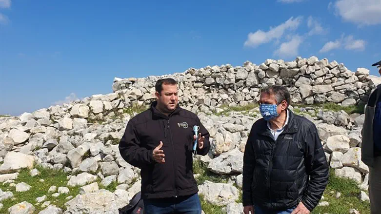 יוסי דגן ועוזי דיין באתר מזבח יהושע