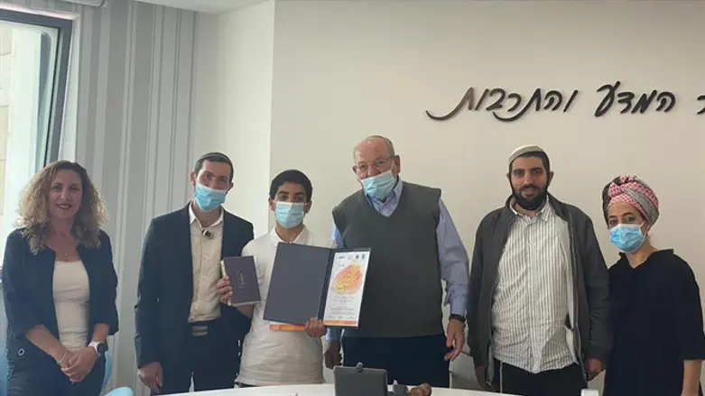 תלמיד הישיבה שזכה בחידון התנ"ך המחוזי עם ראש הישיבה וראש עיריית רחובות