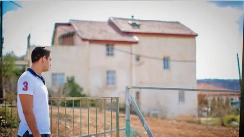 עשהאל שבו ליד בית משפחתו באימר