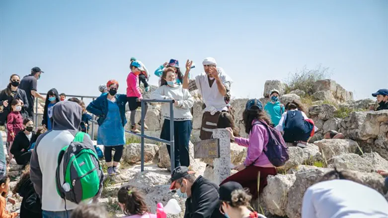 מטיילים בחבל יתיר