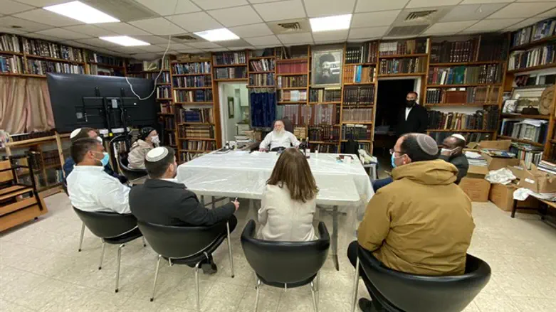 Члены "Ха-Ционут ха-Датит" в доме раввина Хаима Друкмана