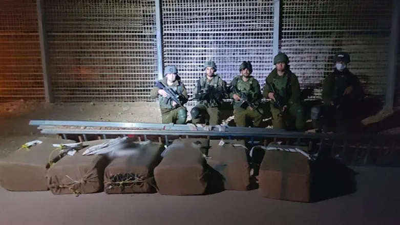 הלוחמים עם הסמים שנתפסו