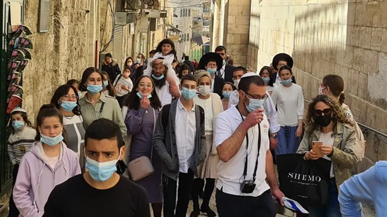 מטיילים בעיר העתיקה