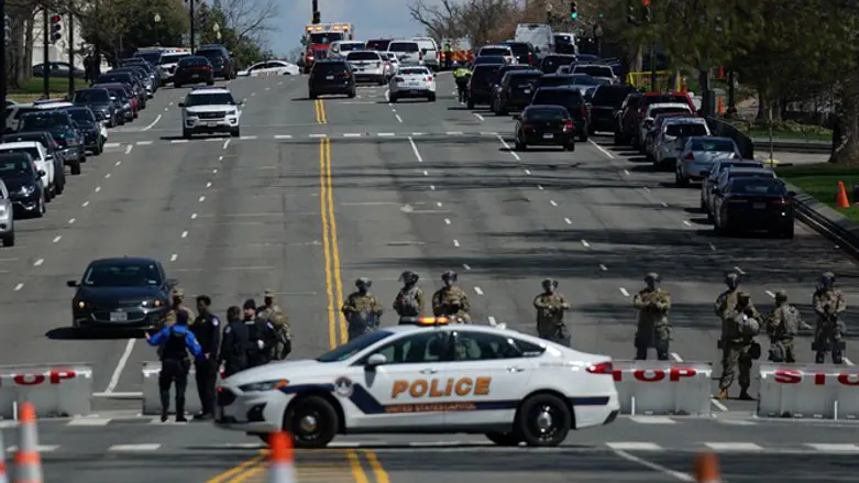 Officers surround US Capitol